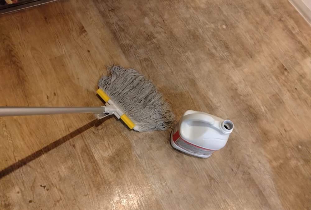 美容室;洗剤をモップで塗り込む