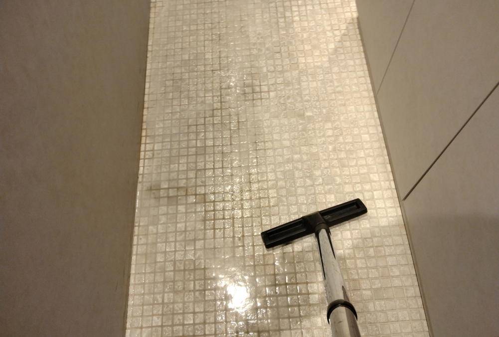 ビルの石床「汚水を吸水バキュームで回収」