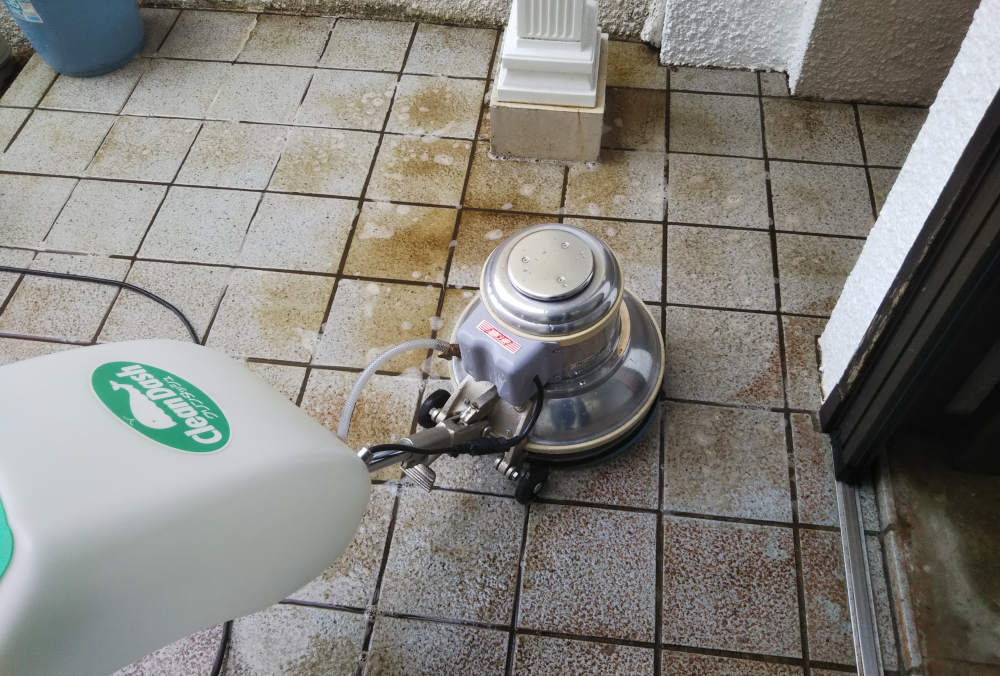 個人宅にある石床「ポリッシャー洗浄」