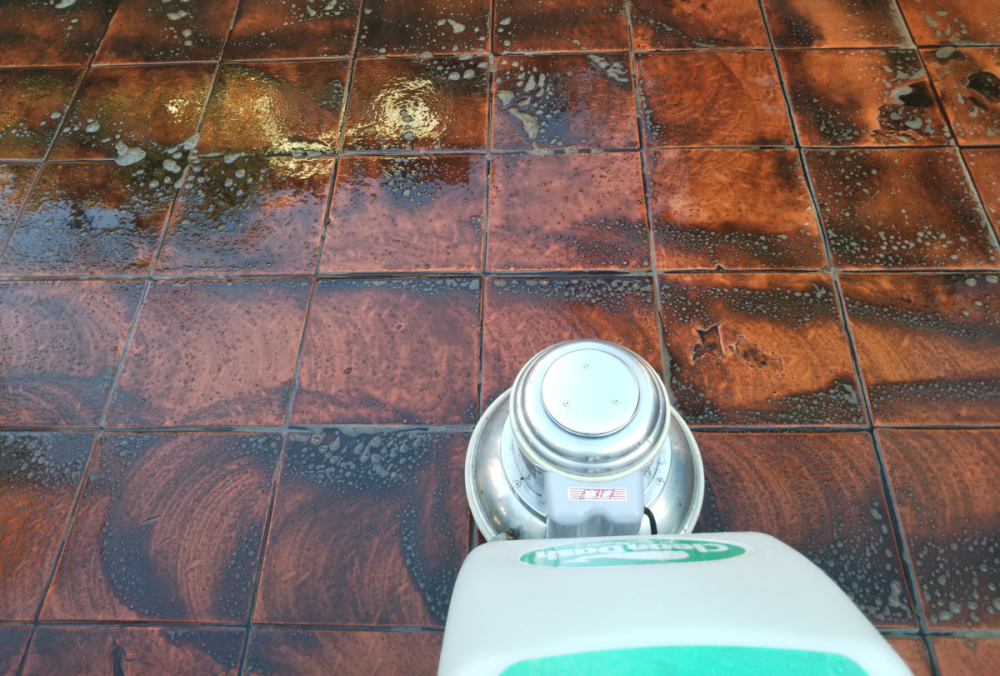 個人宅でテラス石「ポリッシャー洗浄」