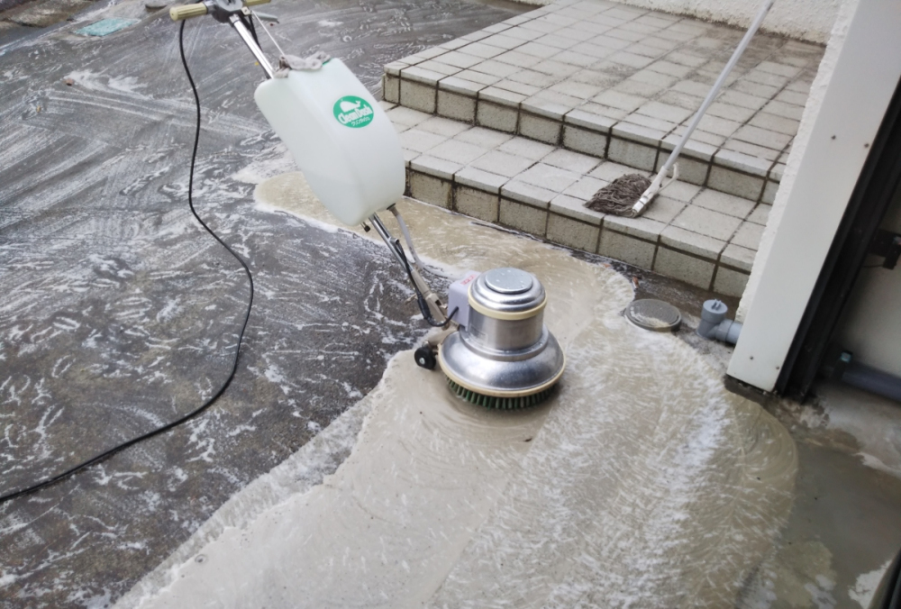 個人宅にあるコンクリート「ポリッシャー洗浄」