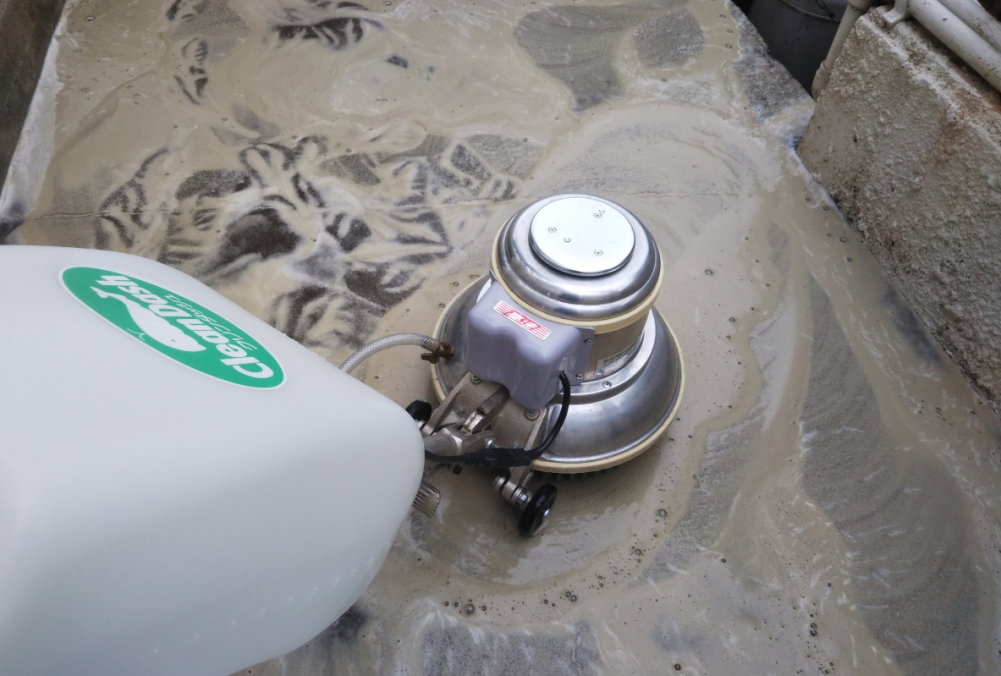 個人宅にあるコンクリート「ポリッシャー洗浄」