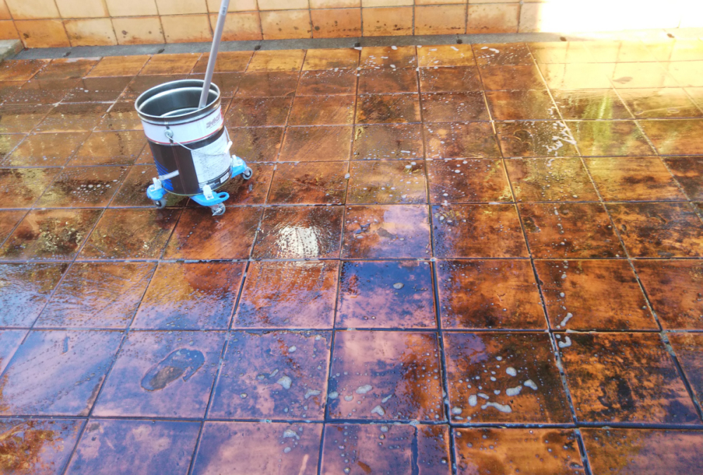 「石用洗剤オリーブ」を塗り込む