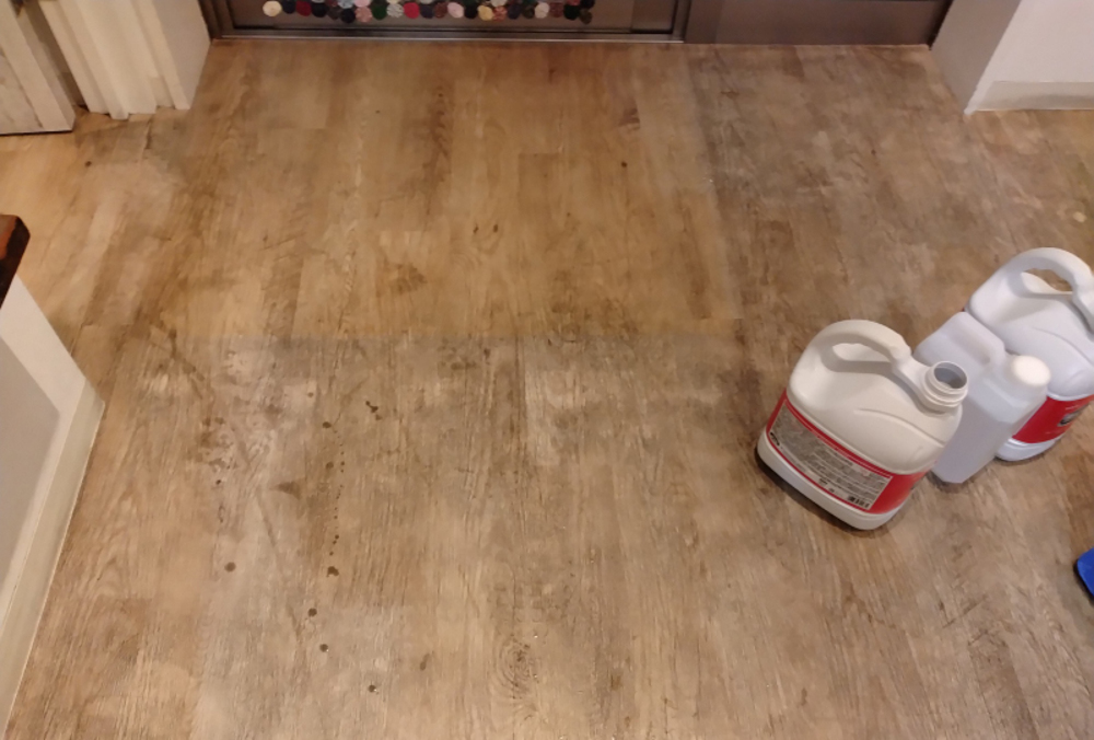 清掃前の床にある 希釈済みの洗剤