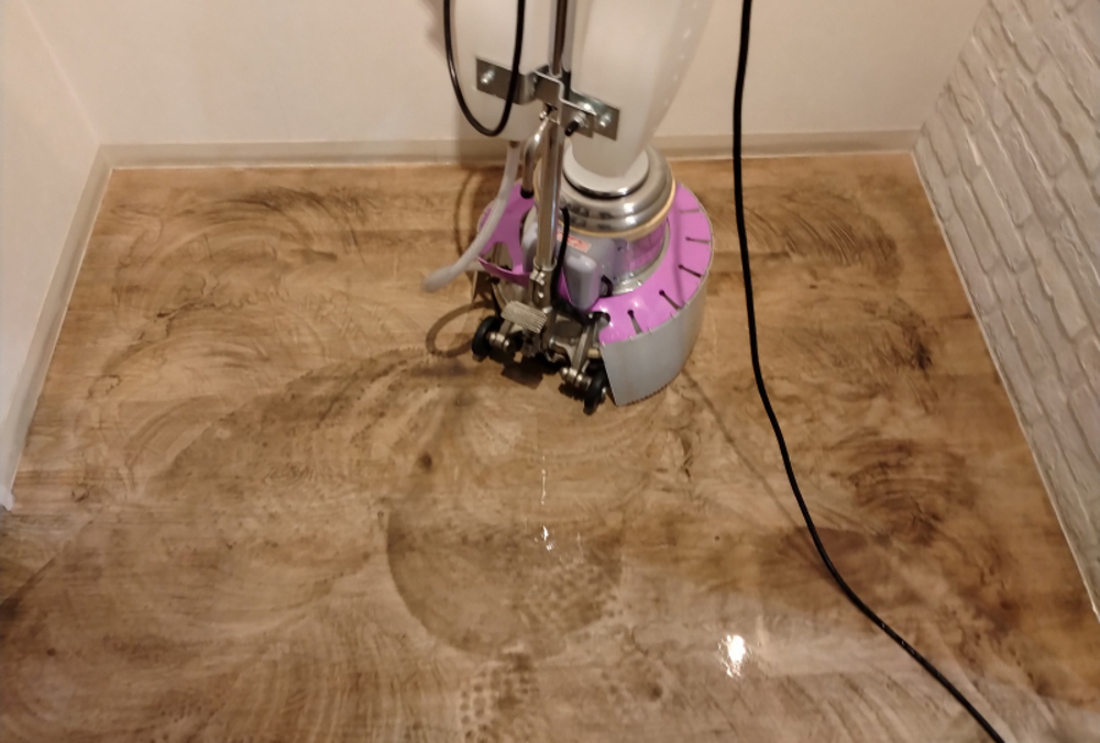 床をポリッシャーで磨く