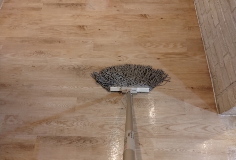 モップで濡らすように拭く