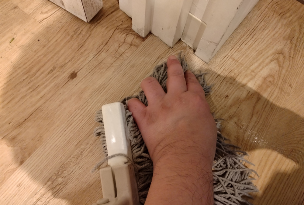 かがんで床に手を当て「細かく拭く」