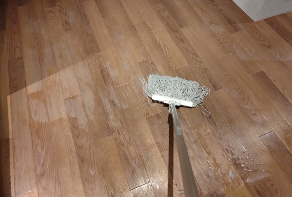 モップでの拭き上げは「リンス」と「水分を取りきる」まで