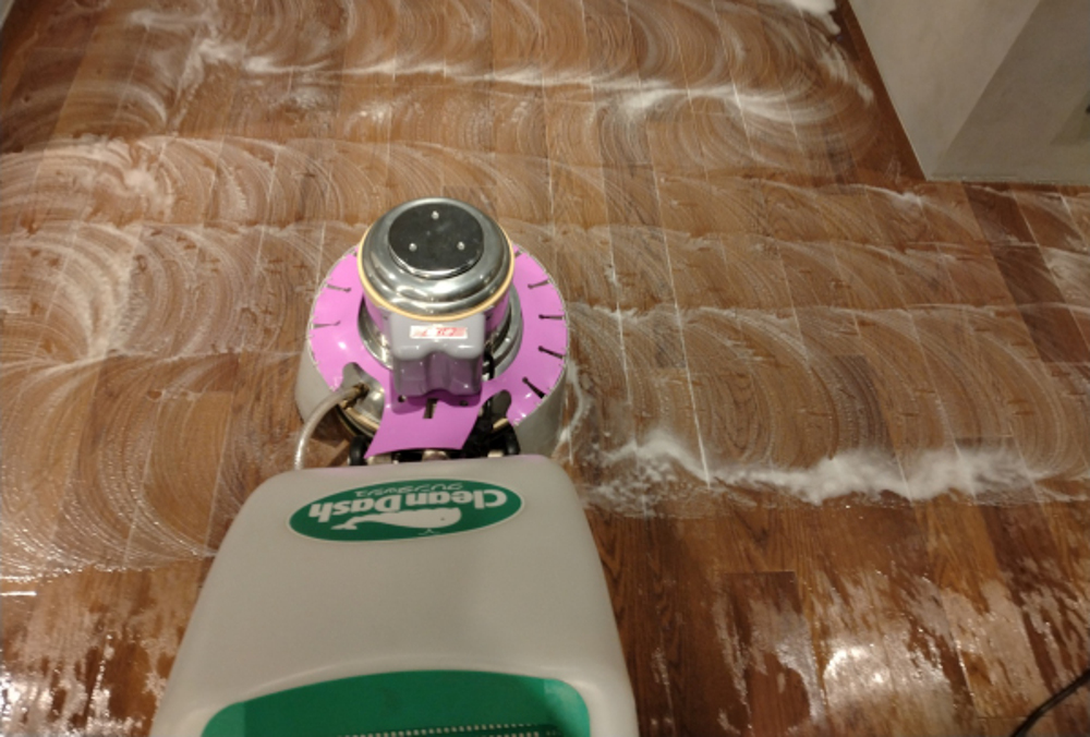 フローリング調 弾性床を ポリッシャーで洗浄する