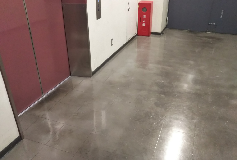 新宿センタービル内：貨物用ELVホール