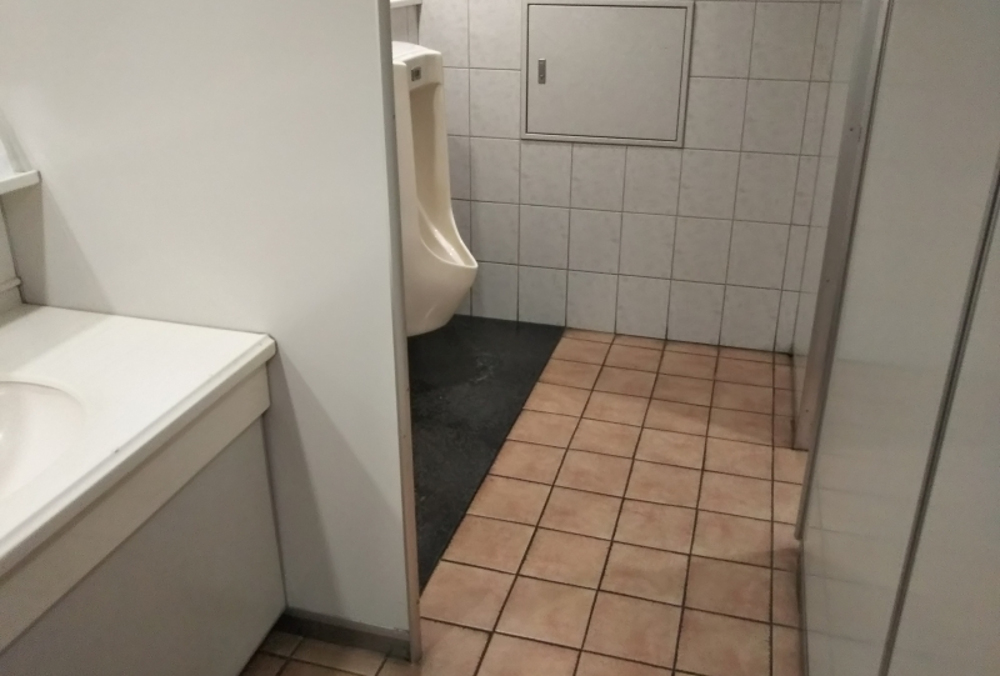 新宿センタービル内：男子トイレ