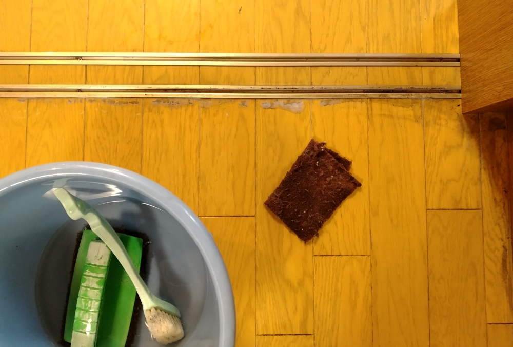 壁際を補修するように手で擦り「洗浄」