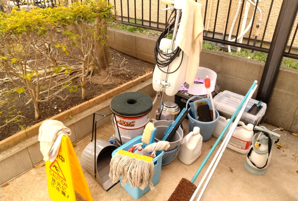 戸建住宅(現場)で剥離道具を集める