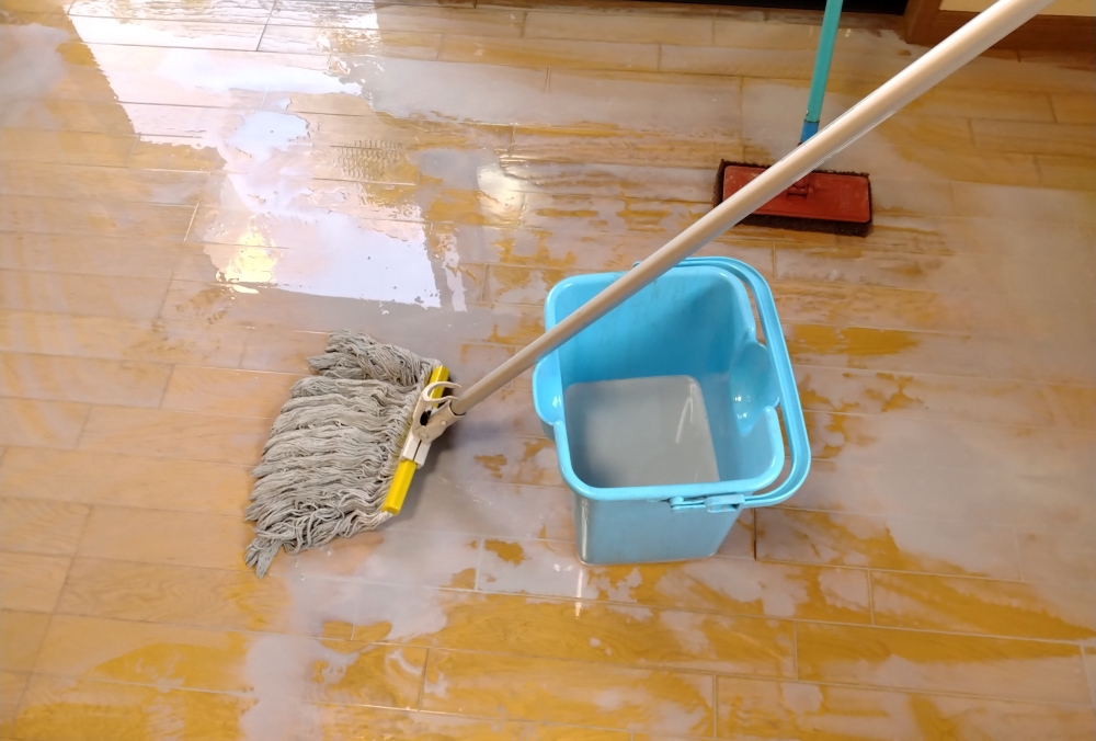 モップで剥離剤を撒いて「塗り込む」