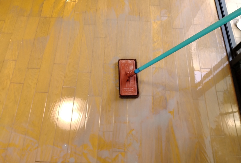 剥離剤が浸透したフローリングを「手剥離」