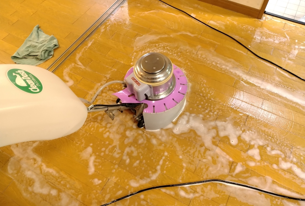 ポリッシャーでワックス残り洗浄・同時にリンス洗浄