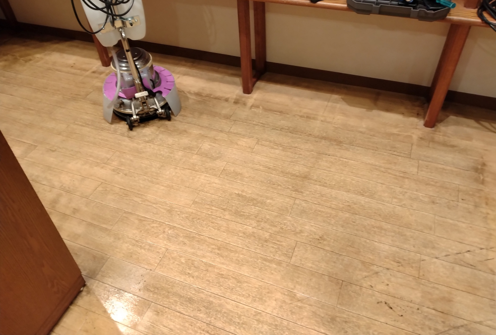 洗浄前の床(フローリング調 ハードフロア)