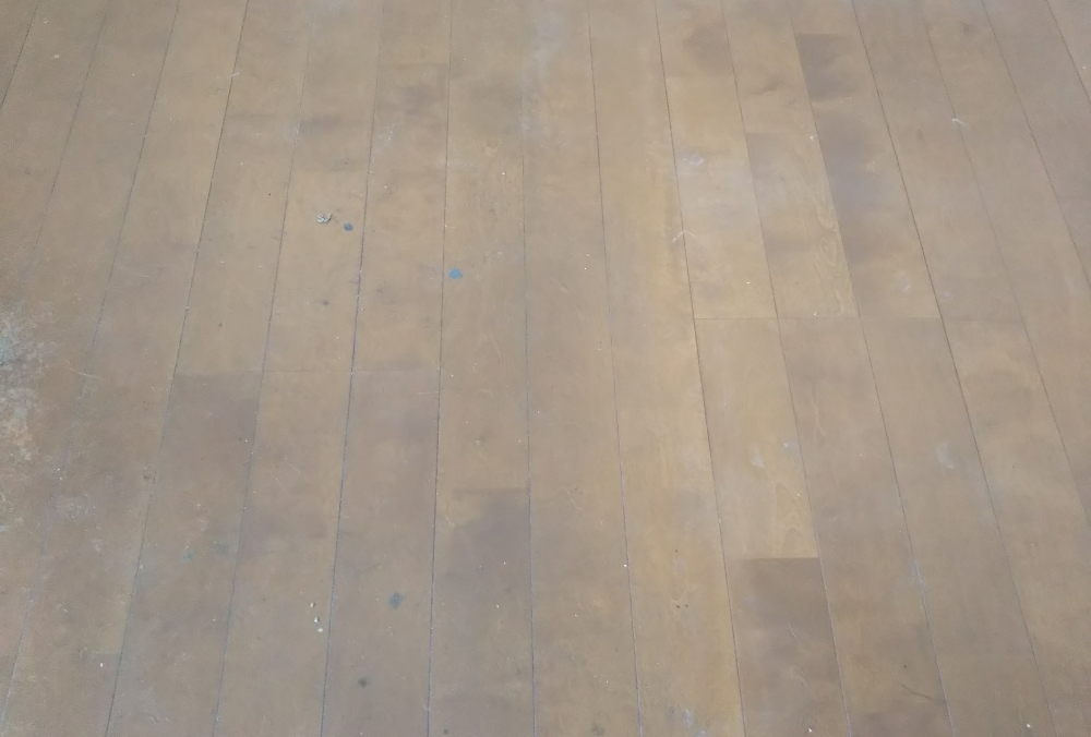 黒ずんで淀んだフローリング