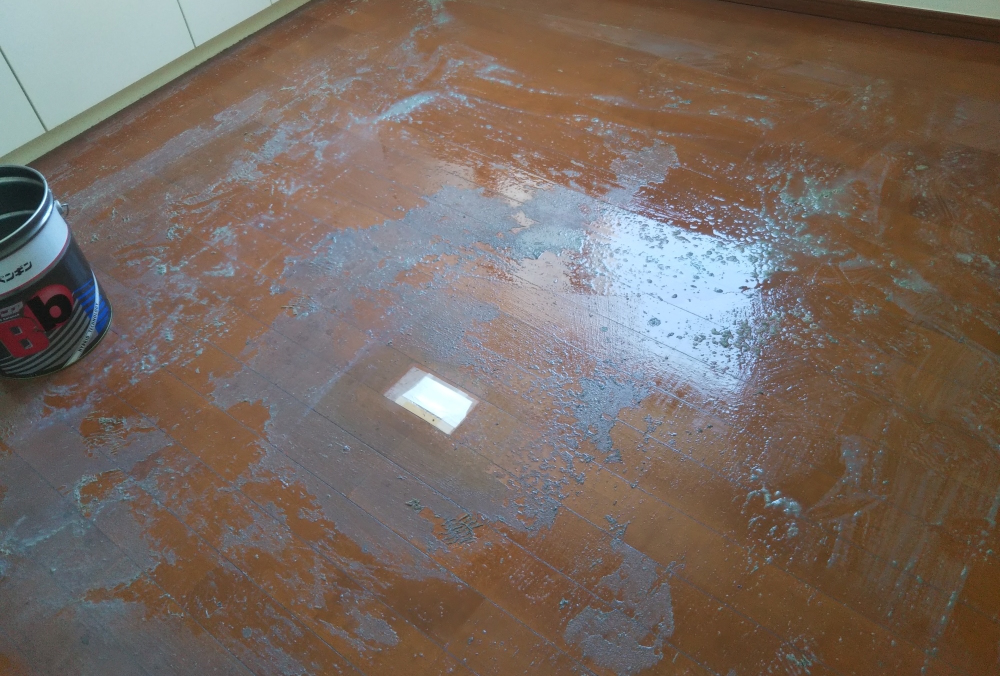 フローリングに剥離剤を浸透させる