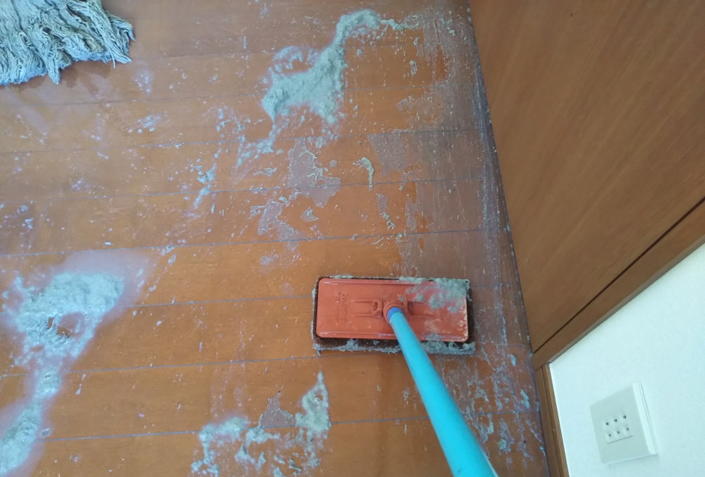 壁際をすみ擦りで「はくる」