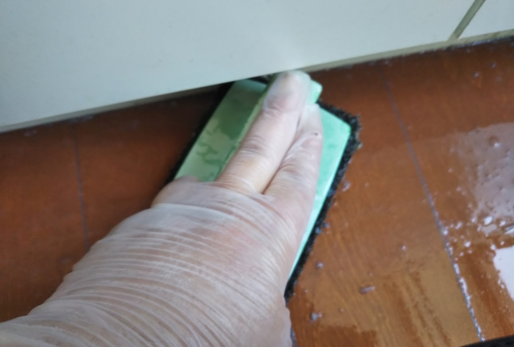 剥離の仕上げに 手で補修する洗浄