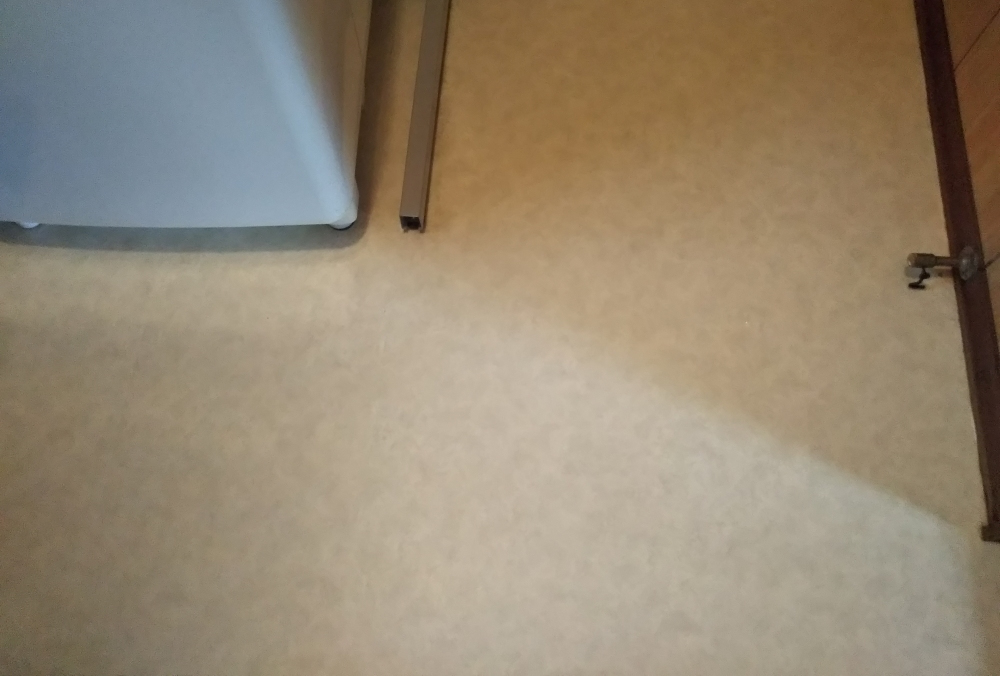 剥離清掃後の床(ビニールシート)