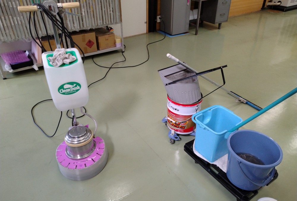 リノリウム床 洗浄ワックス塗布「決める時間が重要」