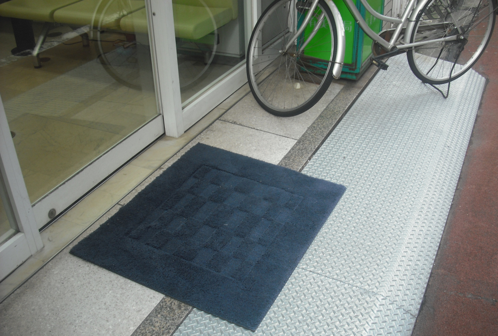 階段移動 雑居ビル「入口ちょっとだけ石だな」