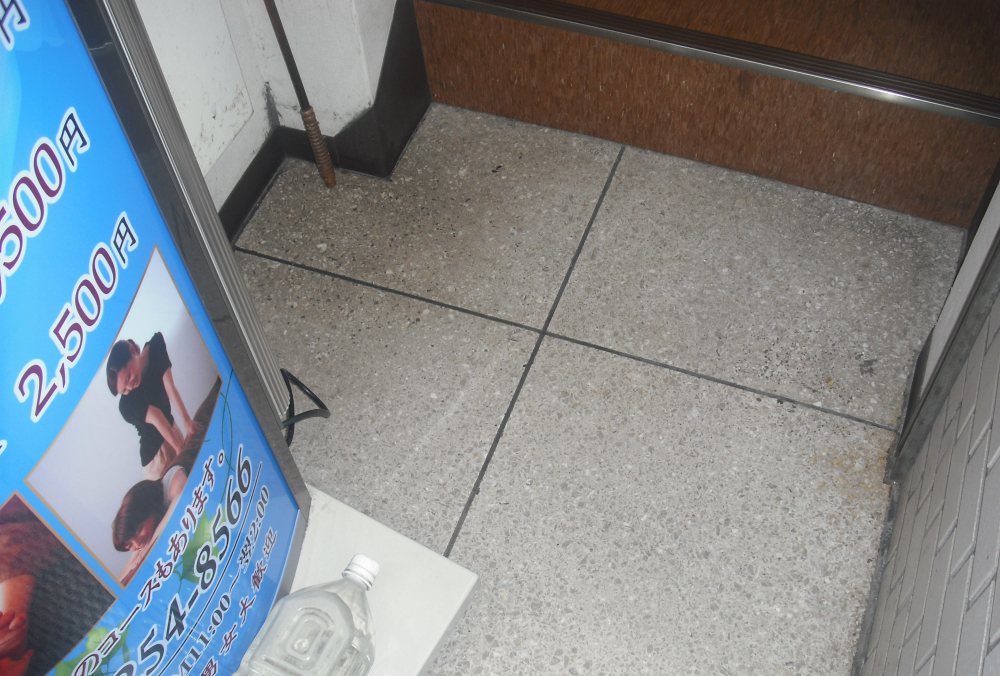 石には 専用洗剤アルケミー、“手擦りしかない”