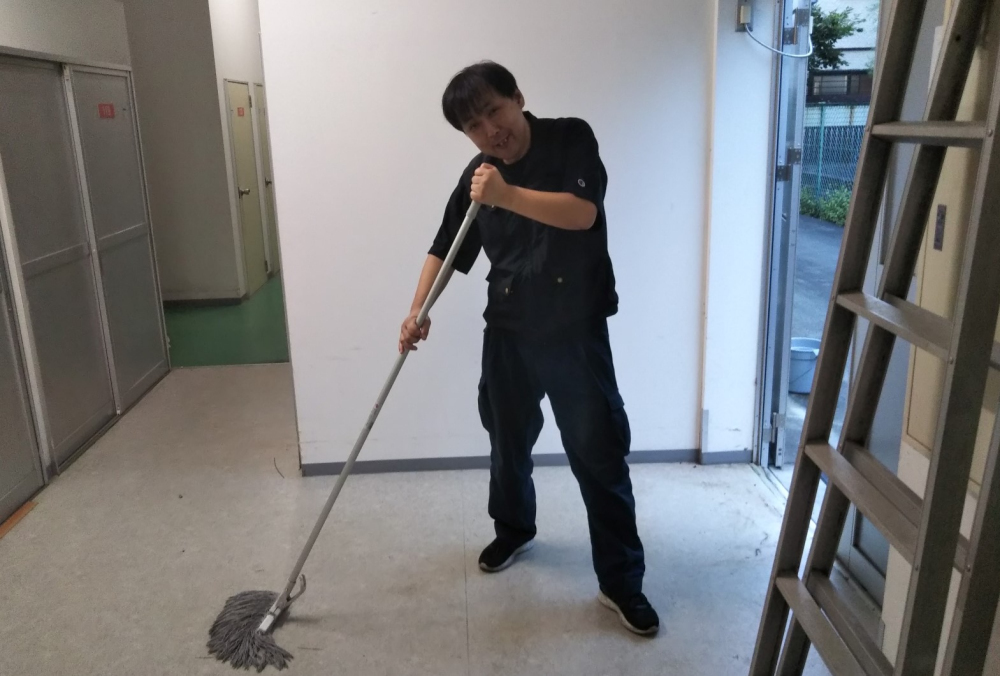 モップを持って構える 佐野直人