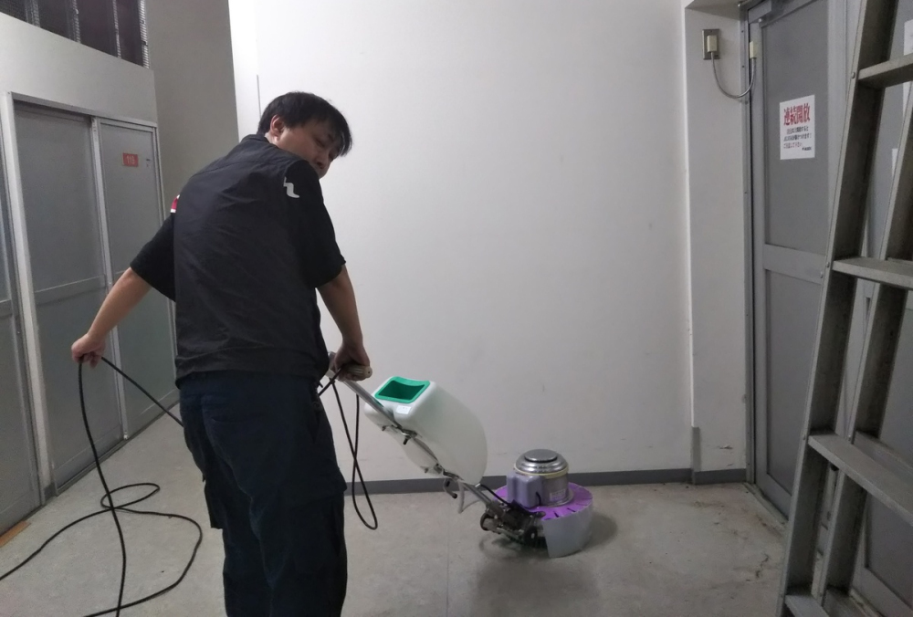 ポリッシャーを操作する 佐野直人