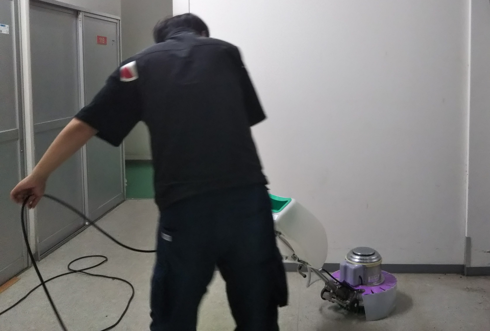 ポリッシャー操作に集中する 佐野直人