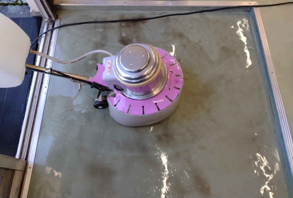 工場の床「ポリッシャー洗浄」