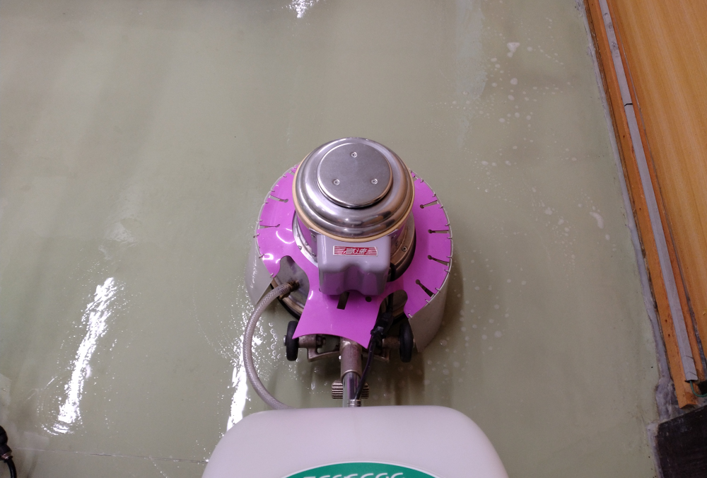 工場の床「ポリッシャー洗浄」