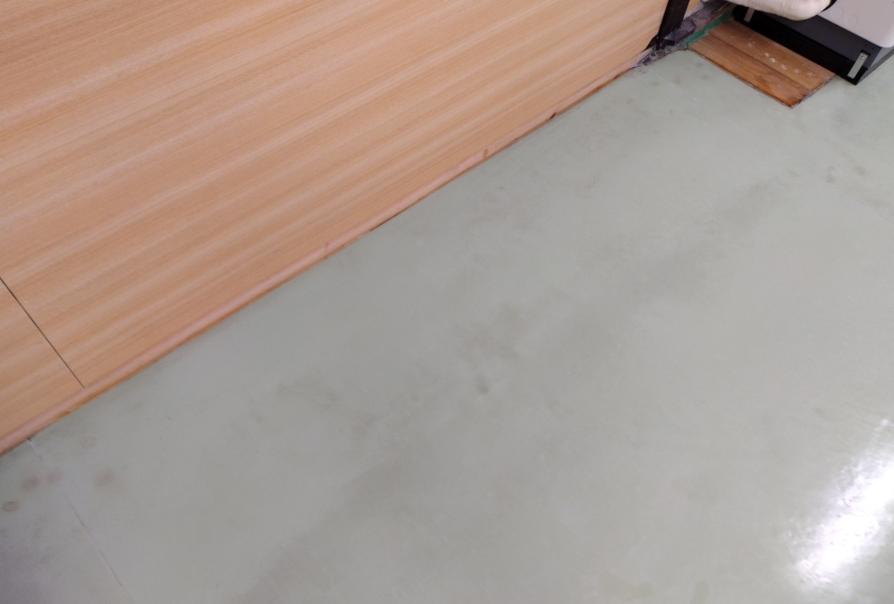 洗浄後の床(リノリウム)