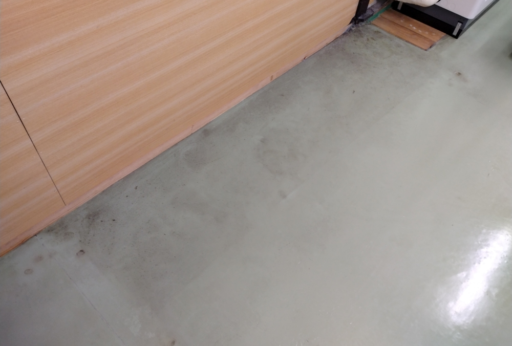 洗浄前の床(リノリウム)