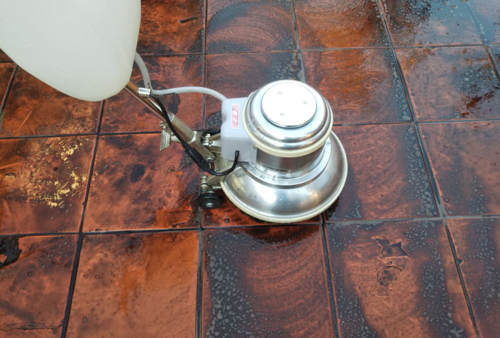 染み込みを表面に浮かせ ポリッシャー洗浄