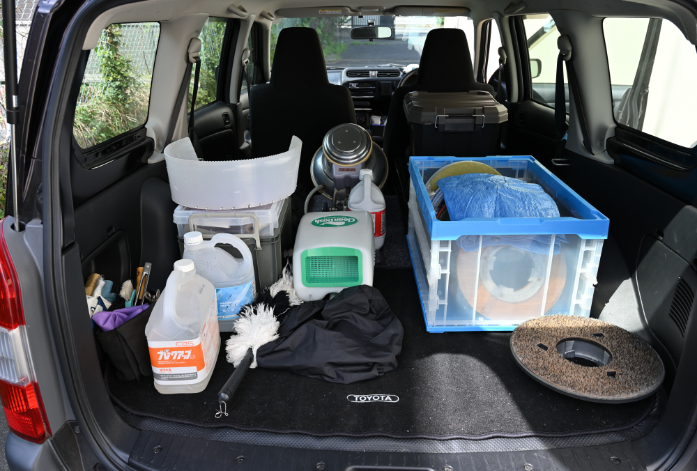 道具を積み込んだ 作業車「車内」