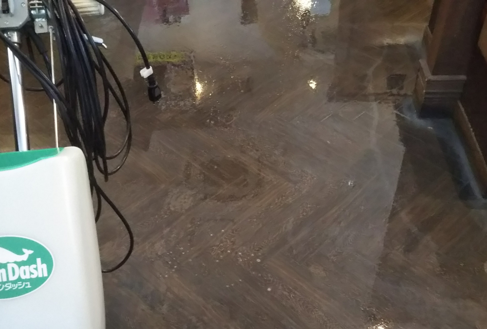 店舗だけに敵は油「洗剤量で落としきって再塗膜」
