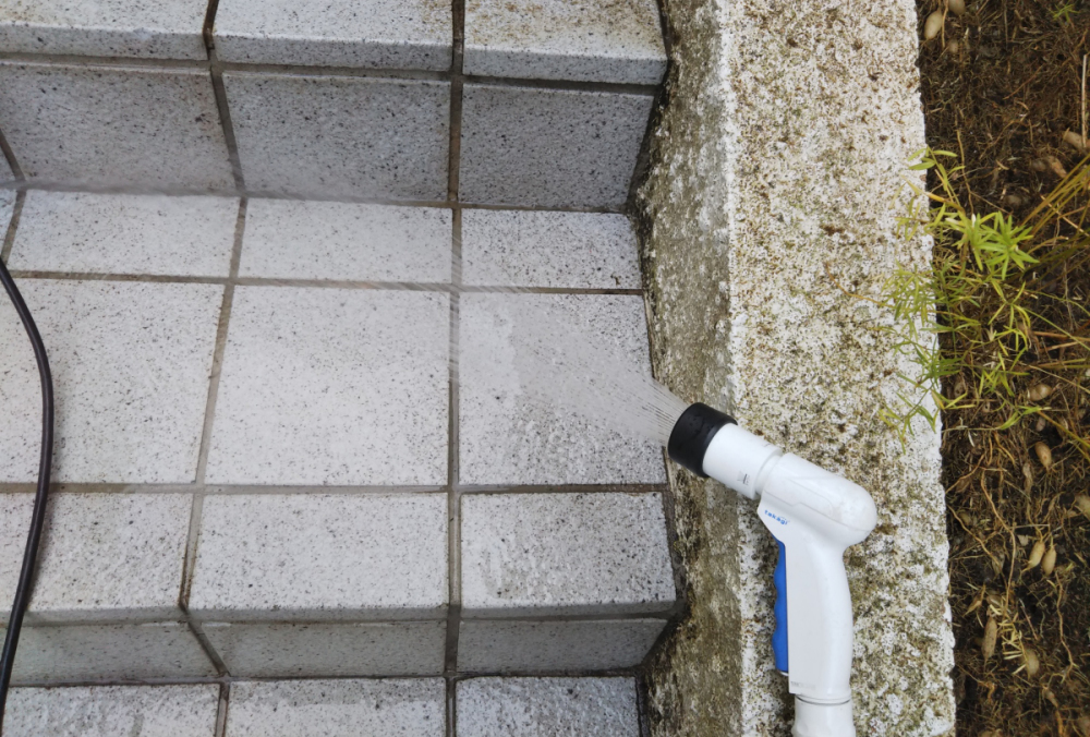 擦っては流し「這いつくばって擦り」