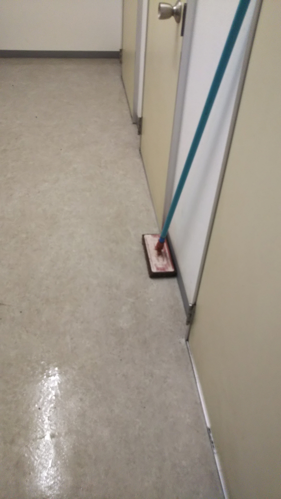 すみを擦りながら 乾かないように全体を見る