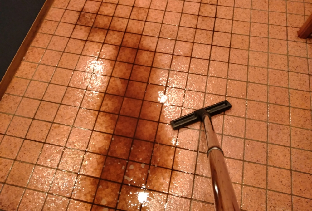 ウェットバキュームで 汚水染み込みを最小限に