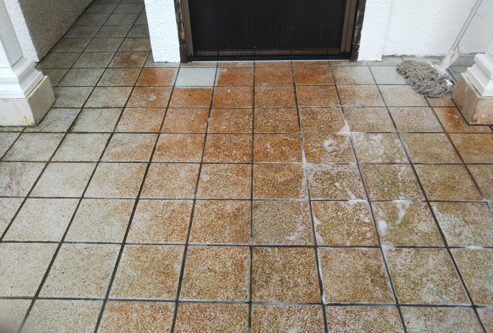 石用洗剤を「塗り込む」