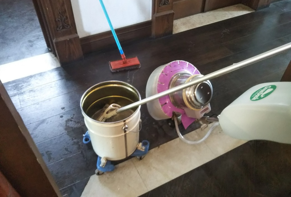 「ワックスで管理する」店舗床 洗浄ワックス塗布