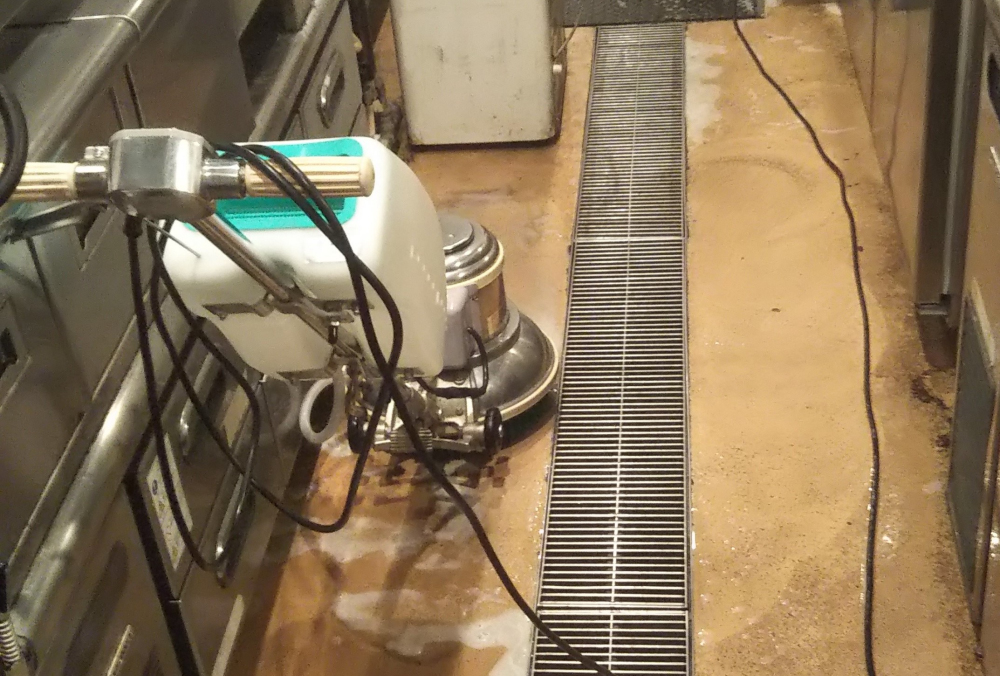 店舗厨房の「ポリッシャー洗浄」