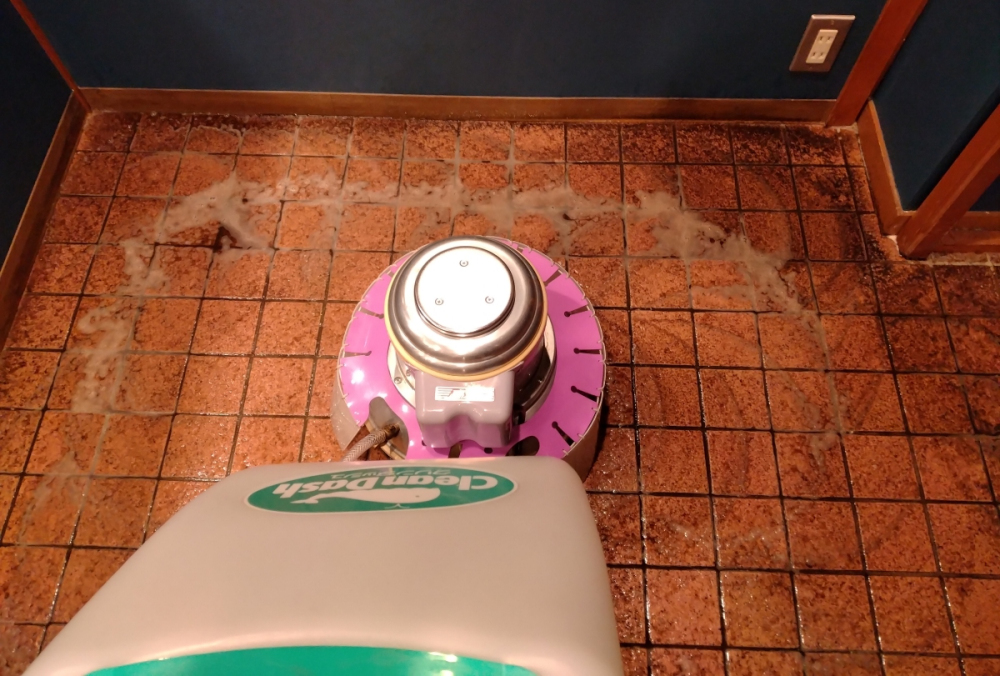 店舗石床の「ポリッシャー洗浄」