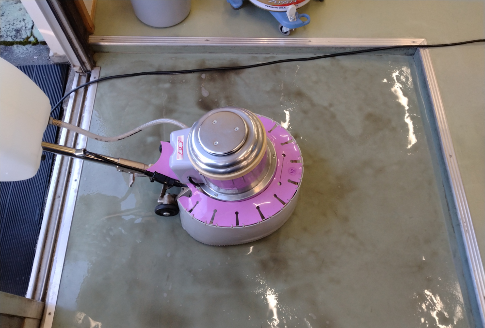 ポリッシャー洗浄「ポイントは浮いた見定め」