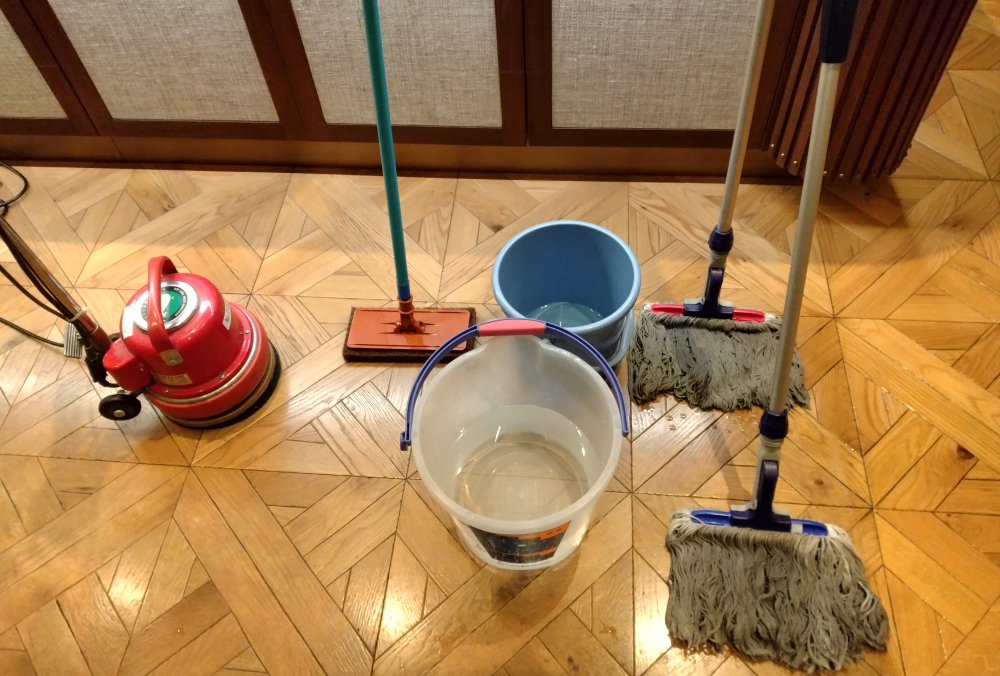 ビル内木床にて、剥離道具を並べる