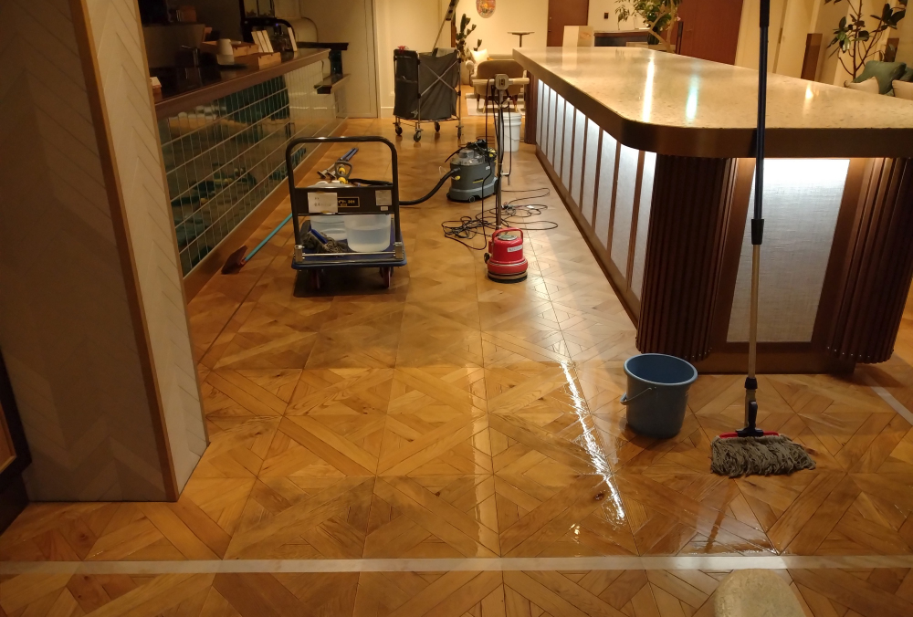 作業エリアを区切り「剥離剤をモップで塗り込む」