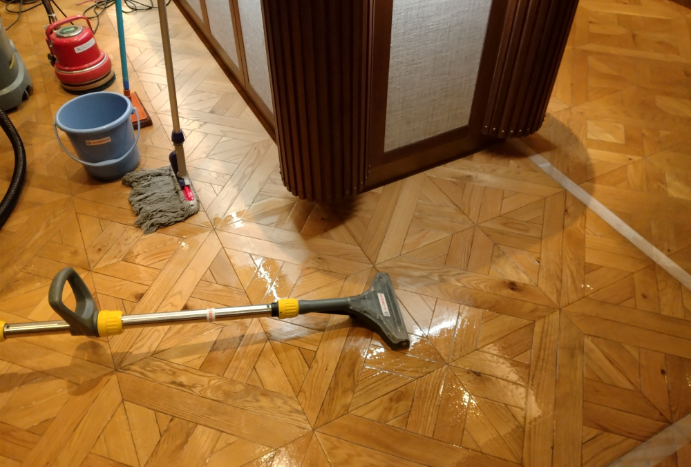 「剥離剤が流れていかないように」リンサーで汚水回収